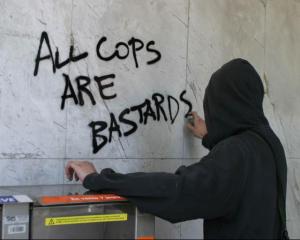 uh46222,1285323954,graffiti-all-cops-are-bastards